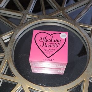 Makeup Revolution Blushing Hearts Triple Baked Blusher - Vibrant Pink